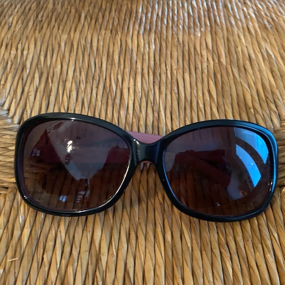 Polaroid ladies Sunglasses with gold accent and black pink frame